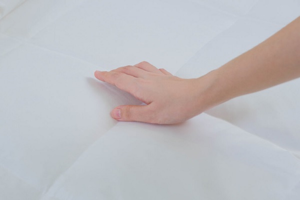 Sờ và cảm nhận bằng tay sẽ giúp bạn nhận biết được chăn lông vũ tự nhiên hay nhân tạo