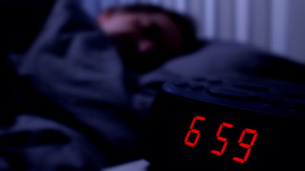 Thức cả đêm hay ngủ một giờ tốt hơn? 