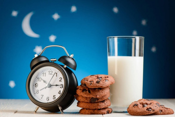 Uống sữa ấm trước khi đi ngủ có tốt không?