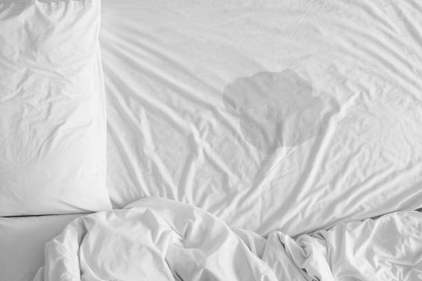 Những nguy hiểm tiềm ẩn khi ngủ trên ga giường lạnh ẩm