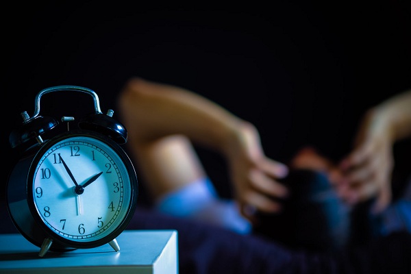 Thức cả đêm hay ngủ một giờ tốt hơn? 