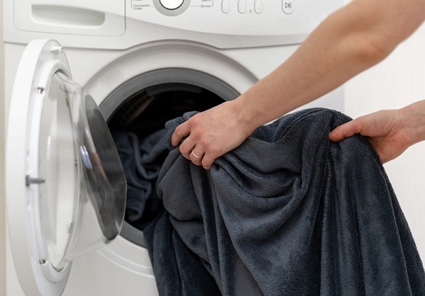 Chăn lông thỏ giặt máy được không? Hướng dẫn giặt chăn lông thỏ đúng cách