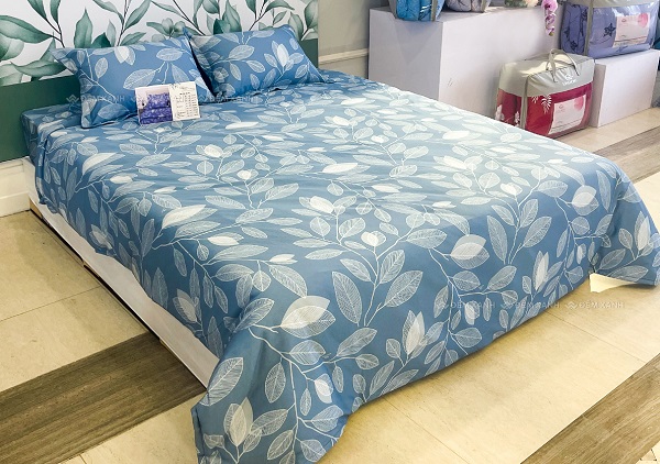 Mẹo sắp xếp chăn ga đệm mùa hè để ngủ mát hơn